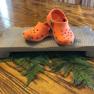 🐸BUY THE ORANGE Crocs GET THE GREEN  1/2 price